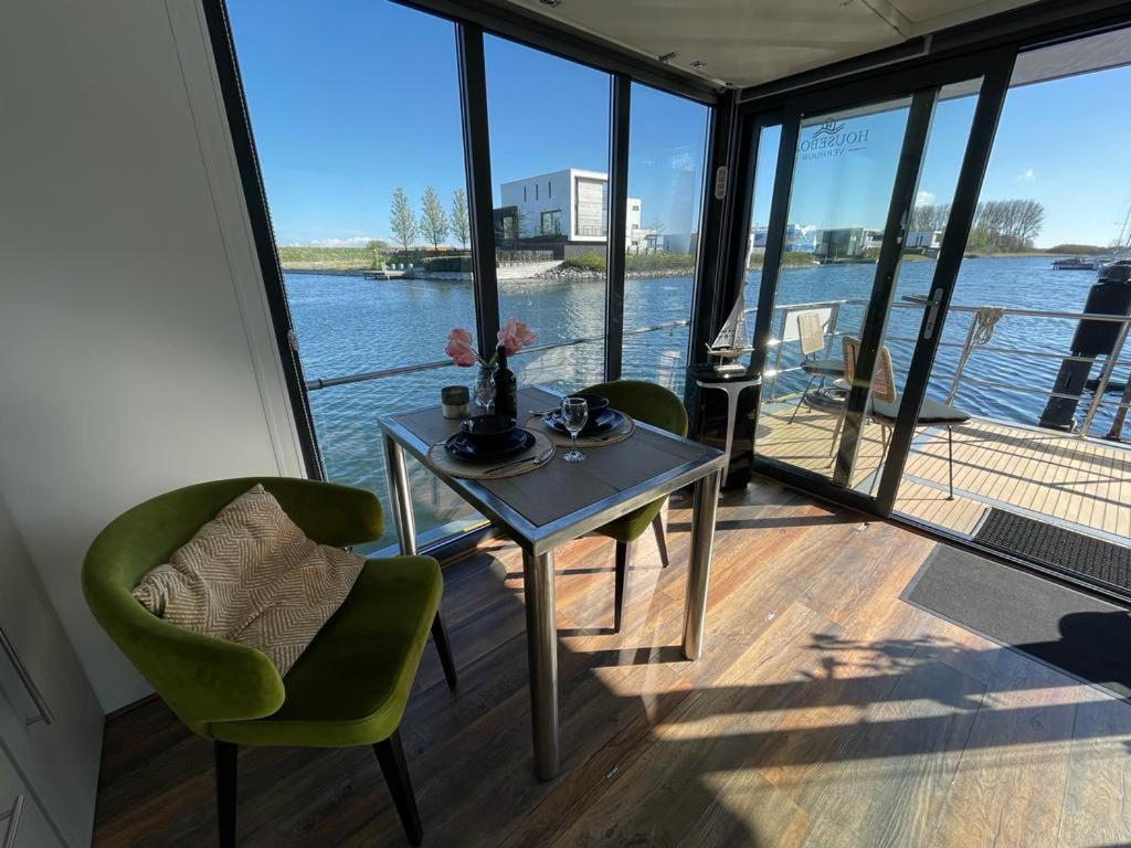 Houseboat Hotel en barco