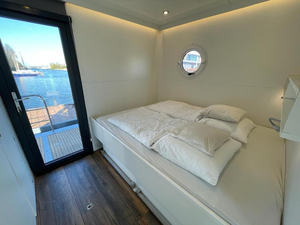 Houseboat *