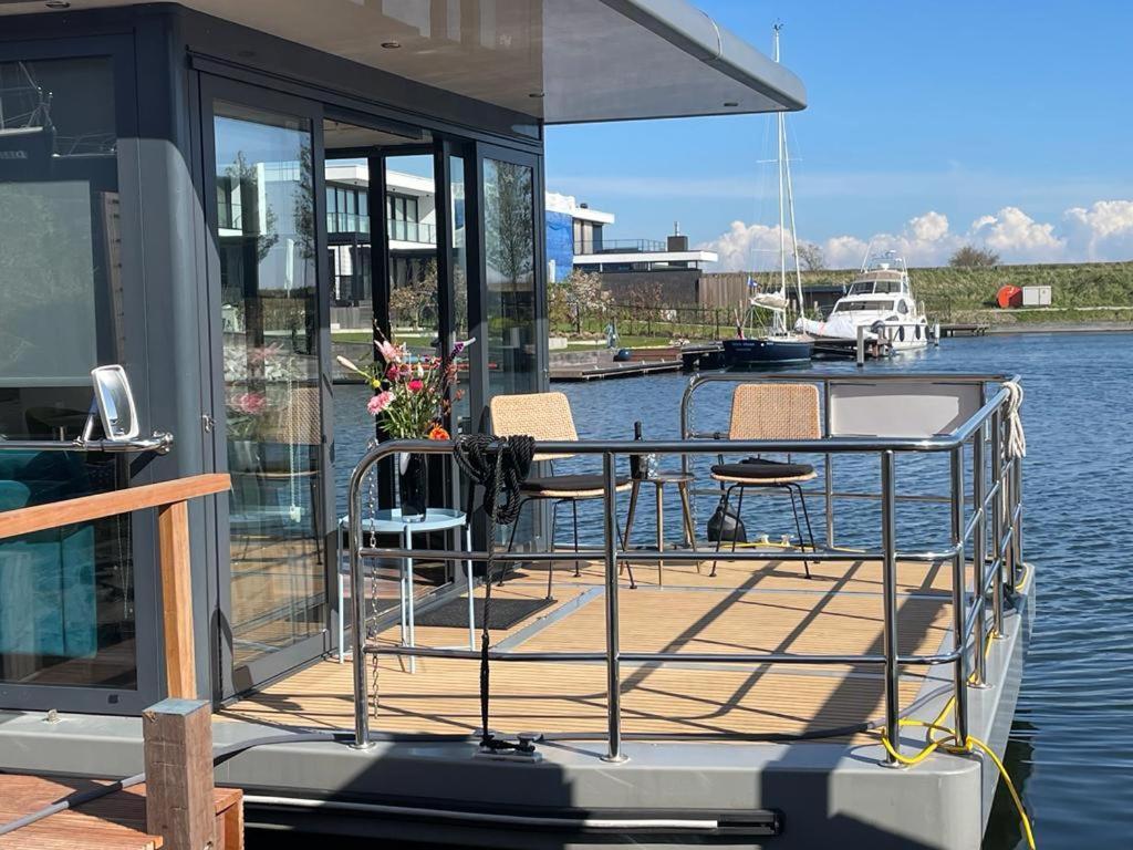 Houseboat *