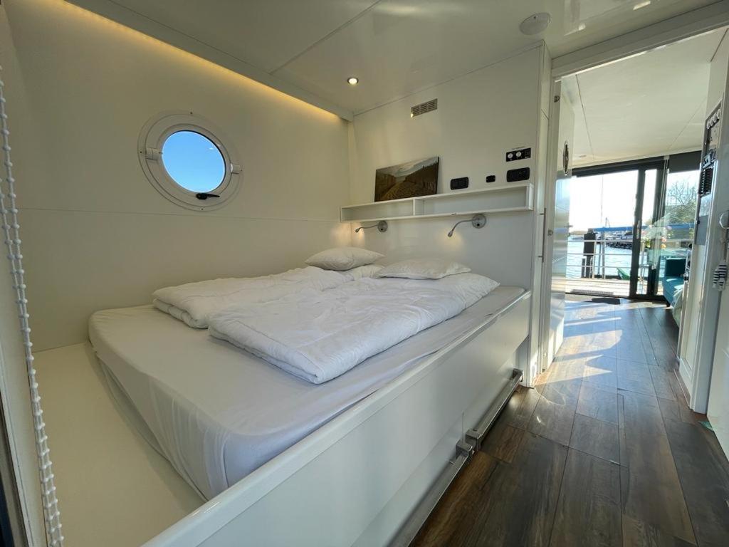 Houseboat *